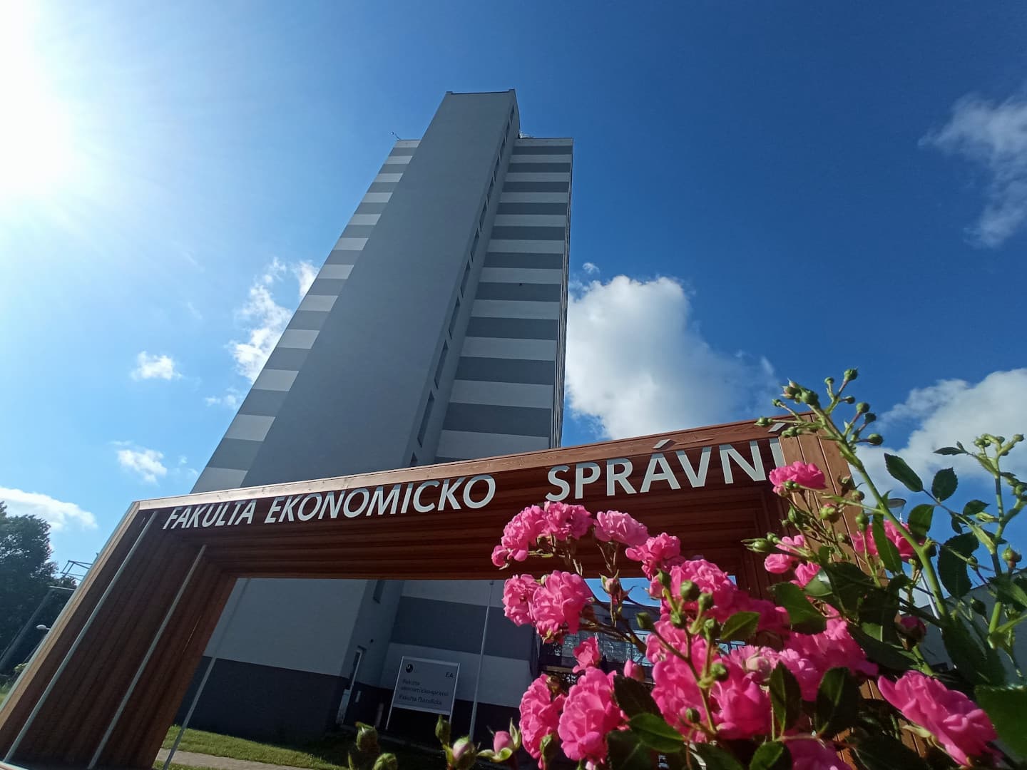 budova FES boční1